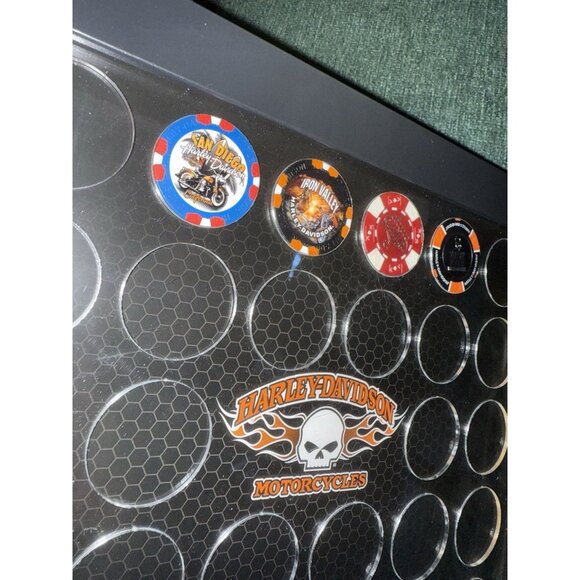HARLEY-DAVIDSON POKER CHIPS 4 PIECES IN 28 SLOT FRAME WITH CUSTOM HARLEY LOGO - Picture 1 of 4